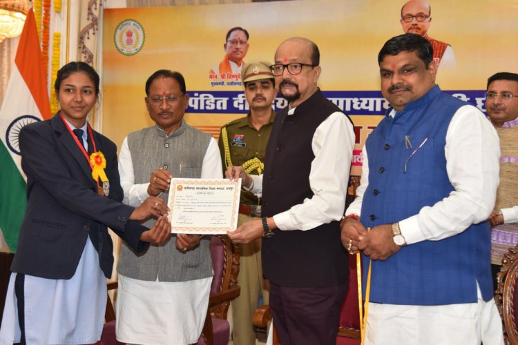 राज्यपाल  रमेन डेका एवं मुख्यमंत्री  विष्णुदेव साय ने 10वीं और 12वीं परीक्षा के मेधावी विद्यार्थियों को किया सम्मानित