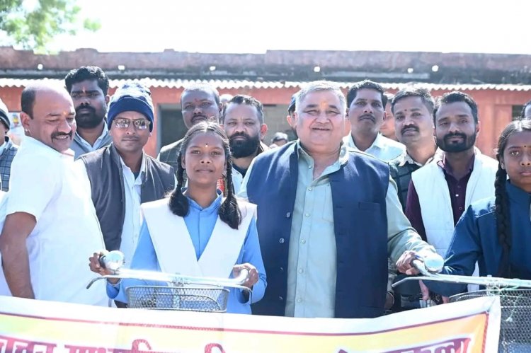 पर्यटन एवं संस्कृति मंत्री  राजेश अग्रवाल ने सरस्वती साइकिल योजना के तहत मेंड्रॉकला विद्यालय में छात्राओं को साइकिल वितरित की