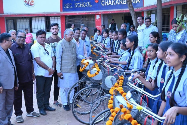 श्री कौशिक ने सरस्वती साइकिल योजना के अंतर्गत विद्यालय की छात्राओं को साइकिलों का वितरण किया।