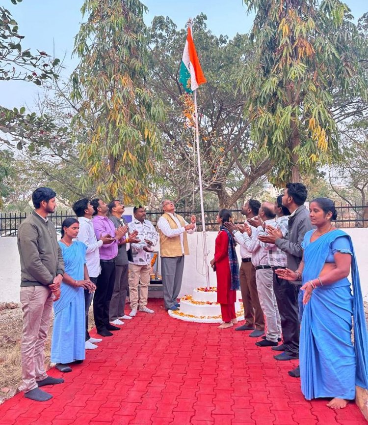 गणतंत्र दिवस पर छत्तीसगढ़ राज्य खाद्य आयोग के अध्यक्ष श्री शर्मा ने किया ध्वजारोहण