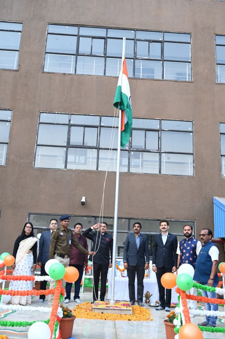 इंद्रावती भवन में आयुक्त  अवनीश कुमार शरण ने किया ध्वजारोहण