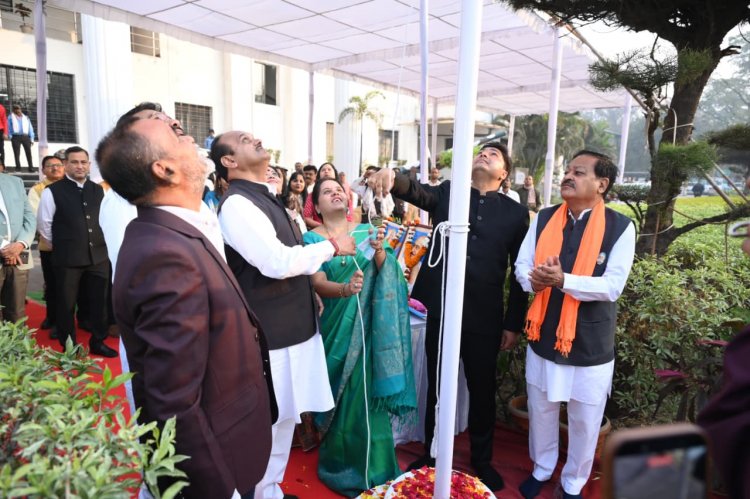 77वें गणतंत्र दिवस पर महापौर मीनल चौबे ने रायपुर नगर निगम मुख्यालय भवन के प्रांगण में फहराया राष्ट्रध्वज तिरंगा