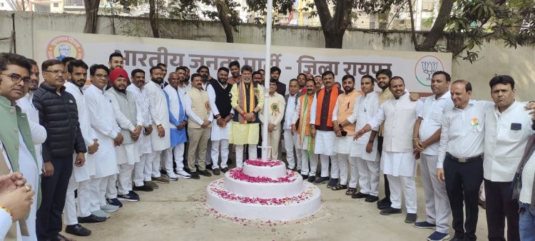 भारतीय जनता पार्टी द्वारा 26 जनवरी गणतंत्र दिवस के पावन अवसर पर भाजपा जिला कार्यालय, एकात्म परिसर में प्रदेश के यशस्वी अध्यक्ष किरण सिंह देव द्वारा राष्ट्रीय ध्वज फहराया गया