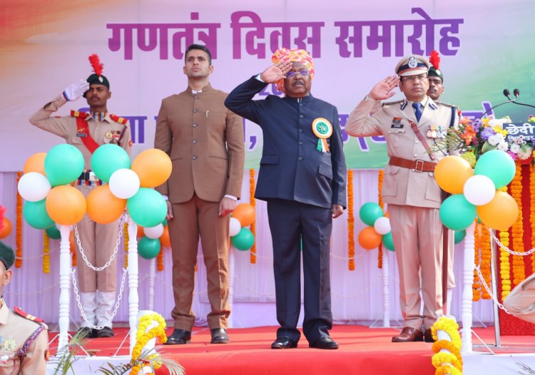 77वें गणतंत्र दिवस पर कृषि मंत्री  रामविचार नेताम ने फहराया तिरंगा