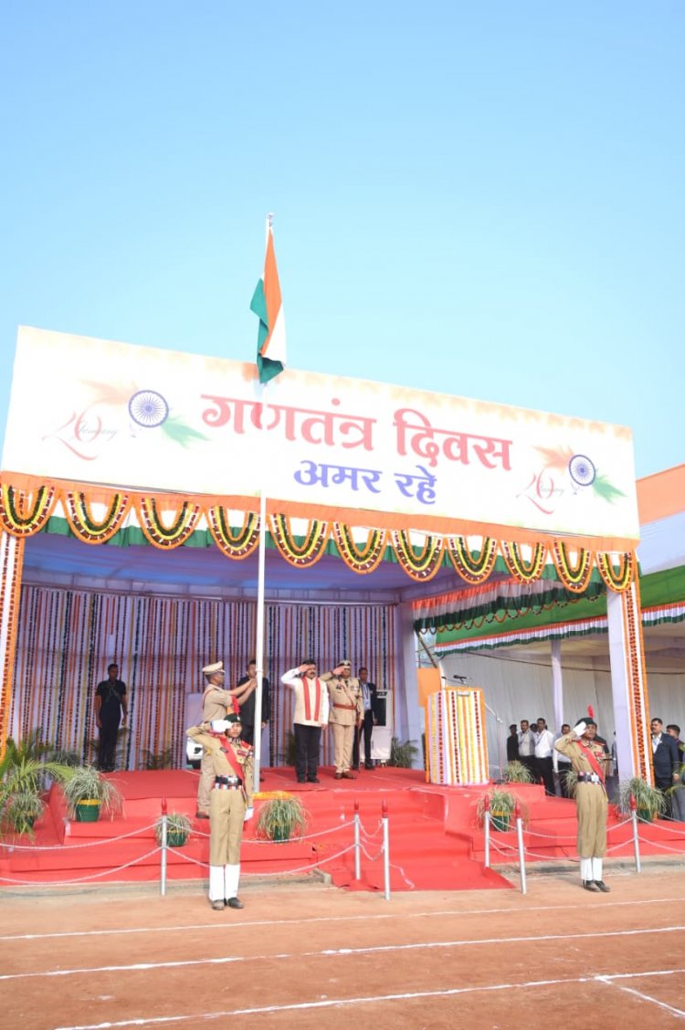  उप मुख्यमंत्री  विजय शर्मा ने गणतंत्र दिवस पर अम्बिकापुर के पीजी कॉलेज मैदान में फहराया राष्ट्रीय ध्वज