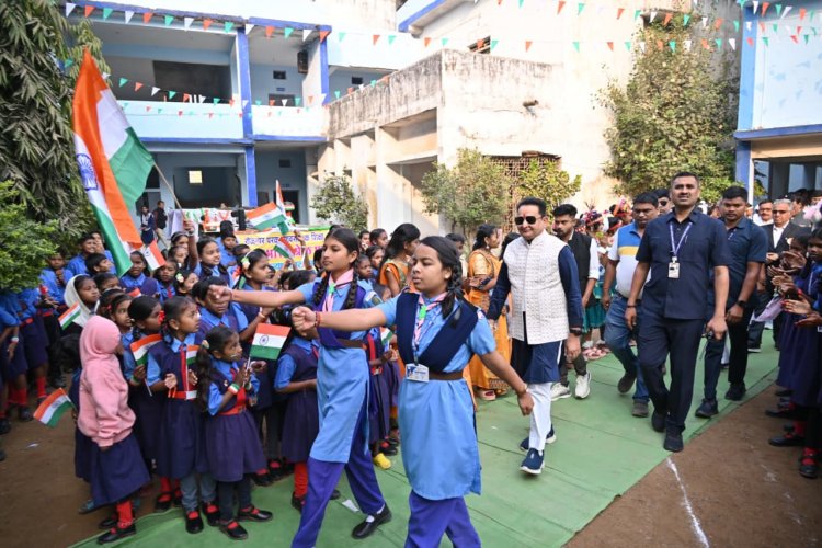 कन्या शाला बसना,स्वामी आत्मानंद स्कूल सांकरा और हॉस्पिटल में विधायक डॉ संपत अग्रवाल ने किया ध्वजारोहण,दी शुभकामनाएं