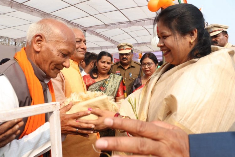 सांसद श्रीमती जांगड़े ने स्वतंत्रता संग्राम सेनानियों, शहीदों के परिजनों और मीसाबंदियों को शॉल एवं श्रीफल भेंटकर सम्मानित किया।