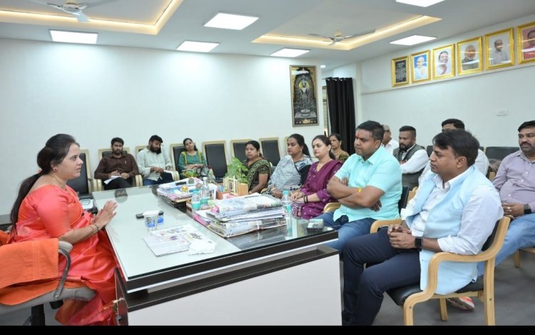 महापौर मीनल चौबे ने पार्षदों की बैठक ले कर अधिकारियों को पार्षदों की अनुशंसा से कार्य करने के निर्देश दिए.