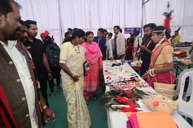 राष्ट्रीय अनुसूचित जनजाति आयोग की सदस्य डॉ. आशा लकड़ा बस्तर पण्डुम में हुईं शामिल विधायक सुश्री लता उसेंडी भी हुईं सम्मिलित