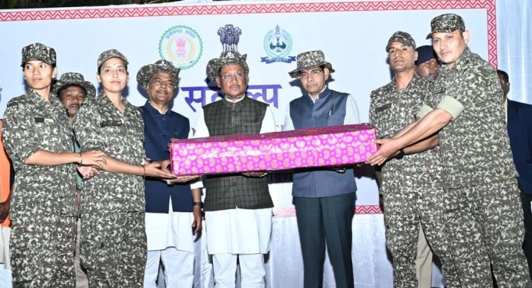 मुख्यमंत्री श्री साय नारायणपुर में जवानों से मिले और हौसला बढ़ाया