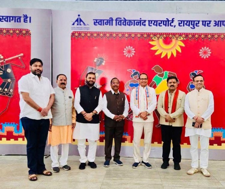 केंद्रीय मंत्री चौहान राजधानी पहुँचे, विमानतल पर शर्मा व नेताम सहित भाजपा नेताओं ने स्वागत किया