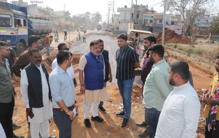 सड़क निर्माण की धीमि गति पर विधायक सुनील सोनी ने लगाई फटकार