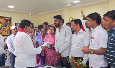 उपमुख्यमंत्री  विजय शर्मा ने विधायक कार्यालय में लोगों से की मुलाकात