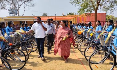 विधायक ने ग्राम किबई बालेंगा में 64 छात्राओं को बांटे निःशुल्क सायकल