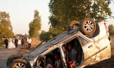 भीषण सड़क हादसा: बारात पहुंचने से पहले ही बिछ गईं लाशें, कार पलटने से दो युवकों की दर्दनाक मौत