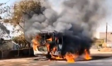 वाहन में आगजनी की एक और बड़ी वारदात, बस में लगी भीषण आग, यात्रियों में मचा हड़कंप
