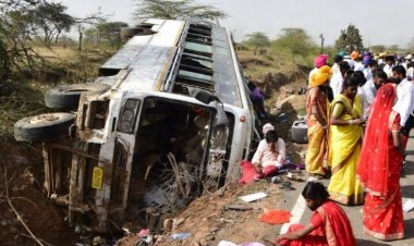 छत्तीसगढ़ में बड़ा सड़क हादसा : मुख्यमंत्री कन्या विवाह के 54 जोड़ों से भरी बस पलटी, मची चीख-पुकार