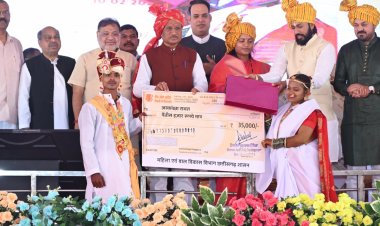 बौद्ध परंपराओं के साथ छह नवदंपत्तियों ने लिया जीवनभर साथ निभाने का संकल्प