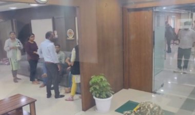 Breaking : कोल कारोबारी के फिल ग्रुप पर आईटी की दबिश, गाड़ियों पर लगा था SIR का स्टीकर, अंदर बैठे थे IT अफसर