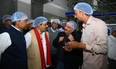 उपमुख्यमंत्री  विजय शर्मा एवं वन मंत्री  केदार कश्यप ने पशुपालकों एवं बिहान दीदियों के साथ किया आधुनिक डेयरियों का भ्रमण