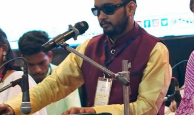 दृष्टि दिव्यांगता पर संकल्प की जीत: आत्मनिर्भरता की मिसाल बने श्री अभिनंदन, अब गढ़ रहे नई प्रतिभाओं का भविष्य