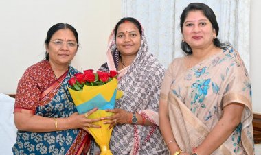 केंद्रीय महिला एवं बाल विकास राज्यमंत्री श्रीमती सावित्री ठाकुर से मंत्री श्रीमती लक्ष्मी राजवाड़े ने की सौजन्य भेंट