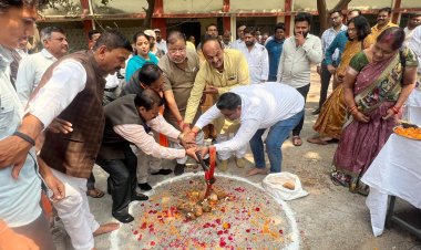  रायपुर दक्षिण विधायक  सुनील सोनी ने विधायक निधि से शासकीय जे. योगानंदम छत्तीसगढ़ महाविद्यालय में 10 लाख में अतिरिक्त कक्ष निर्माण कार्य शीघ्र करने किया भूमिपूजन
