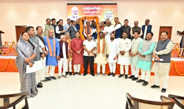 भाजपा विधायक दल की बैठक में मुख्यमंत्री श्री विष्णुदेव साय को जन्मदिन की बधाई