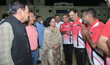 महापौर मीनल चौबे ने बल्लेबाजी कर रायपुर नगर निगम मेयर कप क्रिकेट स्पर्धा का किया शुभारम्भ