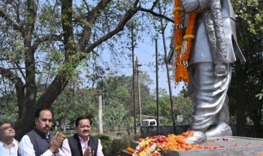 पूर्व मुख्यमंत्री जननायक पण्डित श्यामा चरण शुक्ल को जयन्ती पर नगर निगम संस्कृति विभागगणमान्यजनों सामाजिक कार्यकर्त्ताओं ने किया सादर नमन