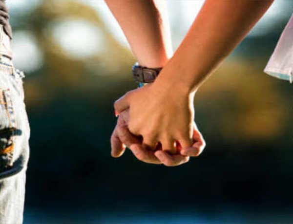 लिव-इन में रह रही महिला की संदिग्ध मौत — शराब पीते वक्त निकला नाक से खून, अस्पताल पहुंची तो फिर हुआ कुछ ऐसा…