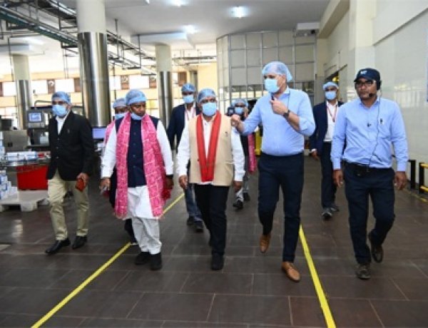 उपमुख्यमंत्री विजय शर्मा एवं वन मंत्री केदार कश्यप ने पशुपालकों एवं बिहान दीदियों के साथ किया आधुनिक डेयरियों का भ्रमण