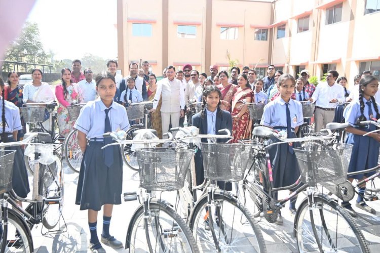  उद्योग मंत्री  लखन लाल देवांगन ने छात्राओं को बांटी साइकिल, बोले: खूब पढ़े-खूब बढ़े