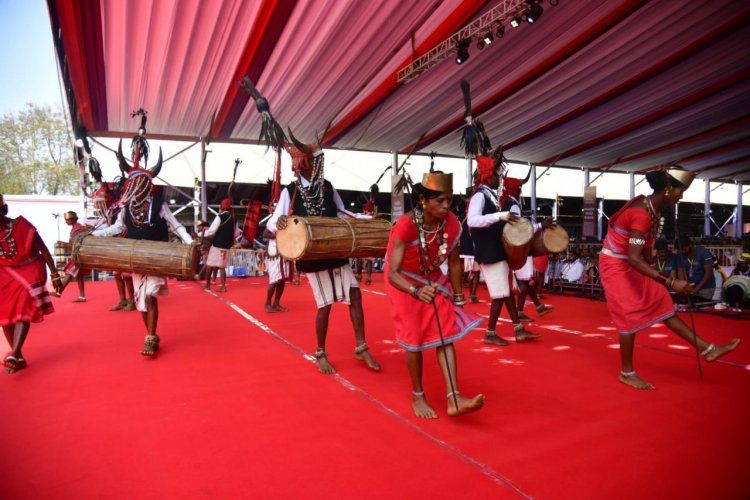  राष्ट्रपति के समक्ष बास्तानार के युवाओं ने ‘गौर नृत्य’ से बिखेरे अद्भुत लोक-रंग