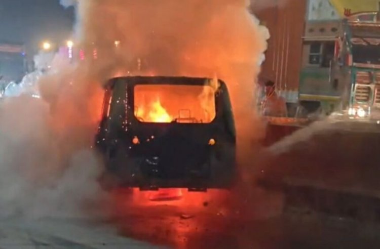 रायपुर में खौफनाक मंजर: बीच सड़क आग का गोला बनी चलती कार, यात्रियों ने ऐसे बचाई जान