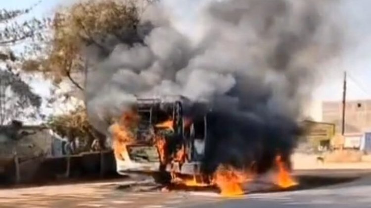 वाहन में आगजनी की एक और बड़ी वारदात, बस में लगी भीषण आग, यात्रियों में मचा हड़कंप