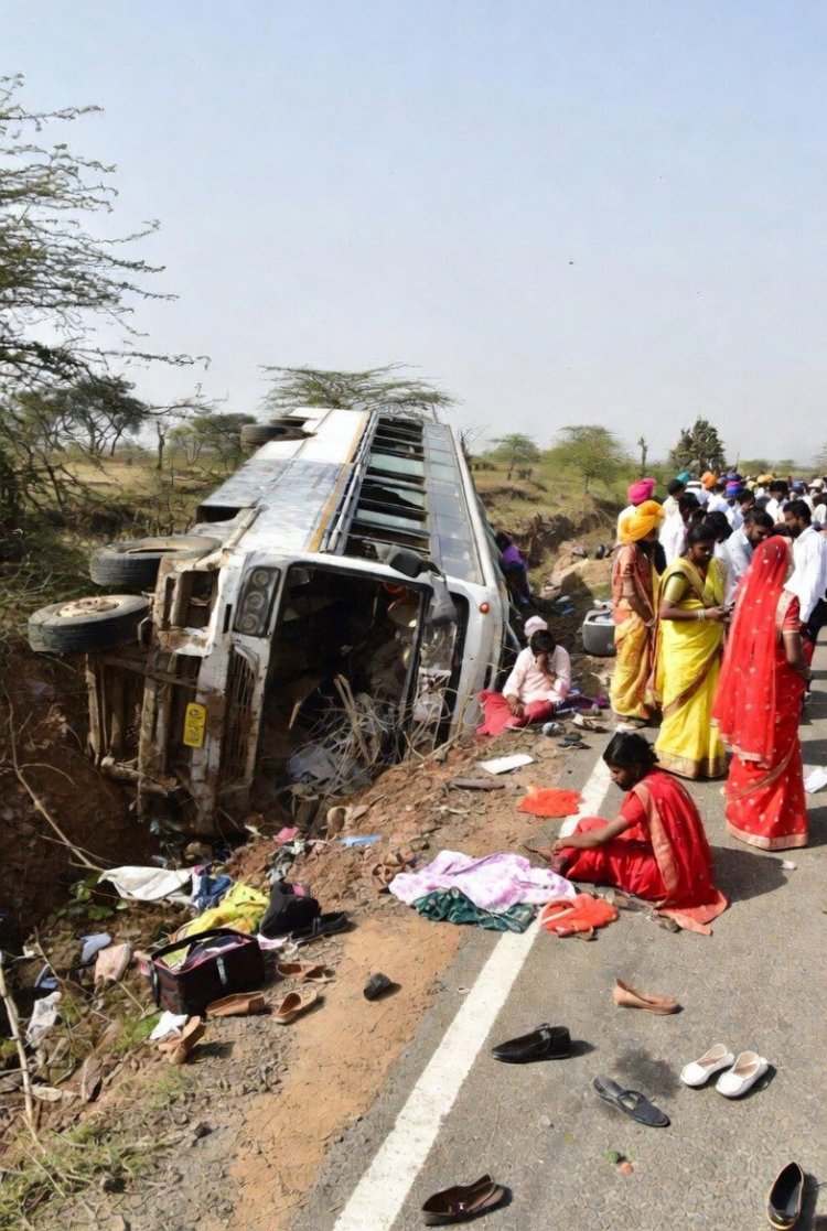 छत्तीसगढ़ में बड़ा सड़क हादसा : मुख्यमंत्री कन्या विवाह के 54 जोड़ों से भरी बस पलटी, मची चीख-पुकार