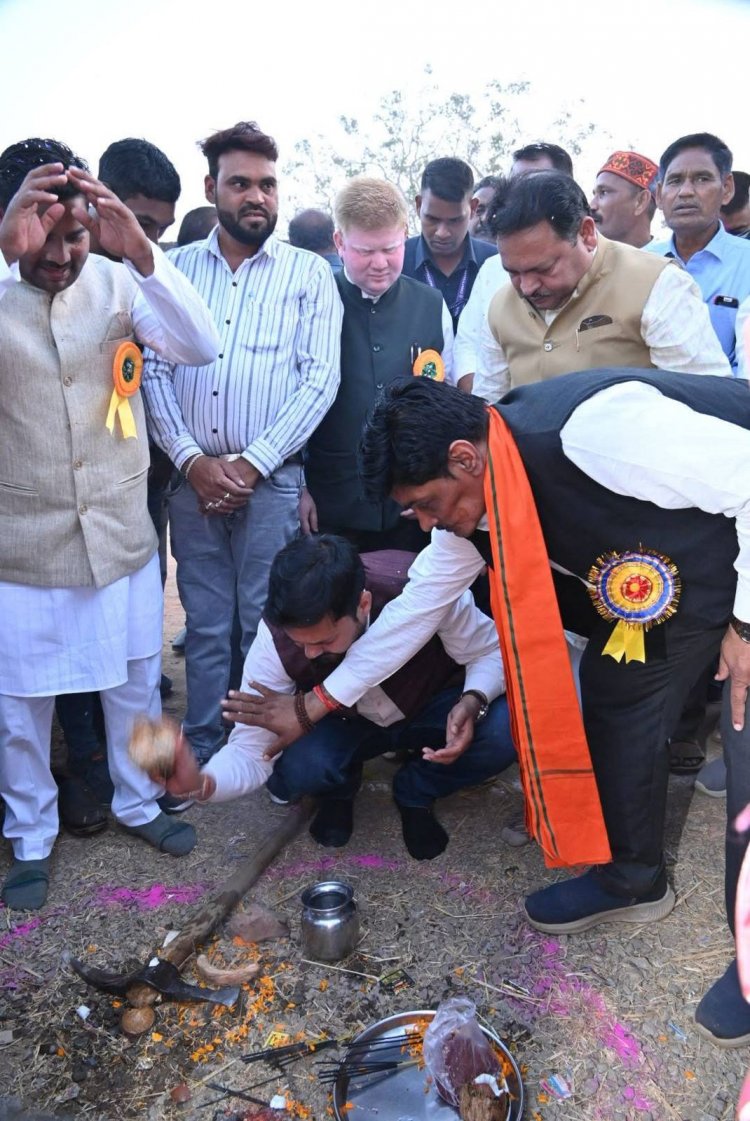 "मड़ई हमारी संस्कृति और आपसी भाईचारे का प्रतीक है। विकास कार्यों के साथ-साथ अपनी परंपराओं को सहेजना भी हमारा कर्तव्य है-अनुज