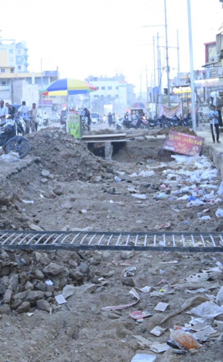 भाठागांव की जर्जर सड़कों पर उड़ती धूल और गहरे गड्ढों के कारण क्षेत्र के निवासी, व्यवसायी और राहगीर भारी मुश्किलों का सामना कर रहे हैं।