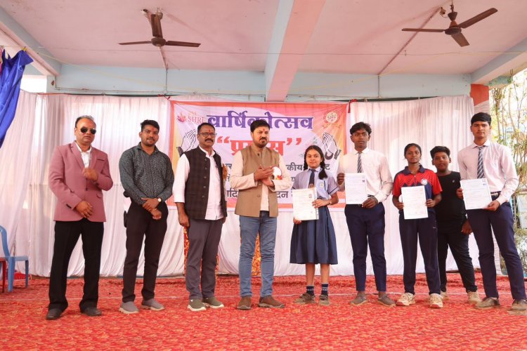 पीएमश्री भरत देवांगन शास. विद्यालय खरोरा के वार्षिक उत्सव में उमड़ा उत्साह; मुख्य अतिथि के रूप में शामिल हुए विधायक अनुज शर्मा