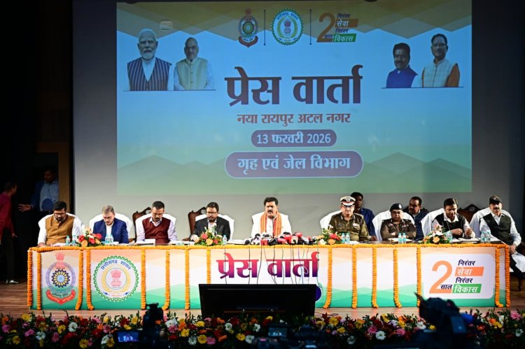 गृह, जेल मंत्री विजय शर्मा की आज छत्तीसगढ संवाद नवा रायपुर के ऑडिटोरियम में पत्रकारों से चर्चा करते हुए