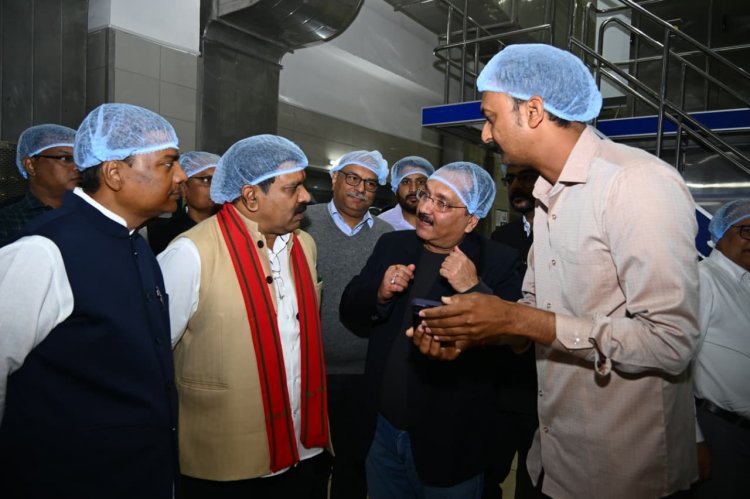 उपमुख्यमंत्री  विजय शर्मा एवं वन मंत्री  केदार कश्यप ने पशुपालकों एवं बिहान दीदियों के साथ किया आधुनिक डेयरियों का भ्रमण