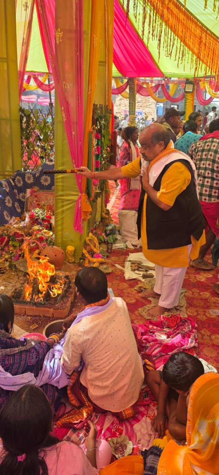 जोंक नदी के पावन तट पर महाशिवरात्रि महोत्सव का भव्य समापन, विधायक पुरंदर मिश्रा ने दी आहुति