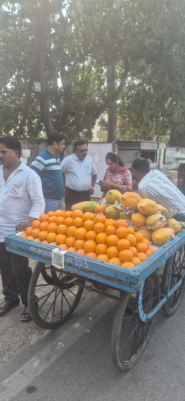 फल, अंडा ठेला संचालकों पर 1200 रू. जुर्माना किया