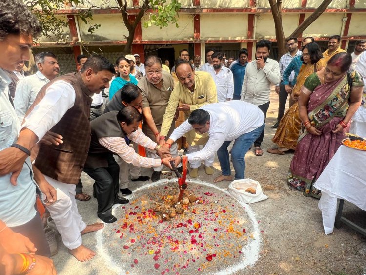  रायपुर दक्षिण विधायक  सुनील सोनी ने विधायक निधि से शासकीय जे. योगानंदम छत्तीसगढ़ महाविद्यालय में 10 लाख में अतिरिक्त कक्ष निर्माण कार्य शीघ्र करने किया भूमिपूजन
