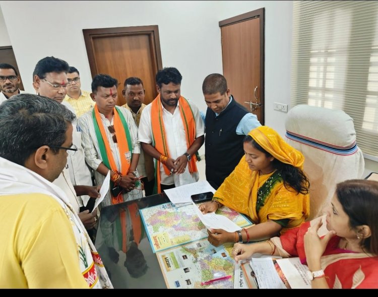 सहयोग केन्द्र में मंत्री लक्ष्मी रजवाड़े ने किया कार्यकर्ताओं के आवेदनों का निराकरण