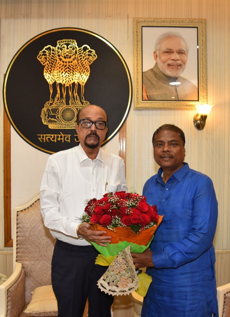 राज्यपाल श्री रमेन डेका से वन मंत्री श्री कश्यप ने भेंट की