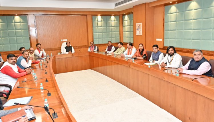 मुख्यमंत्री  विष्णु देव साय की अध्यक्षता में आज यहाँ विधानसभा परिसर स्थित सभाकक्ष में मंत्री परिषद की बैठक शुरू