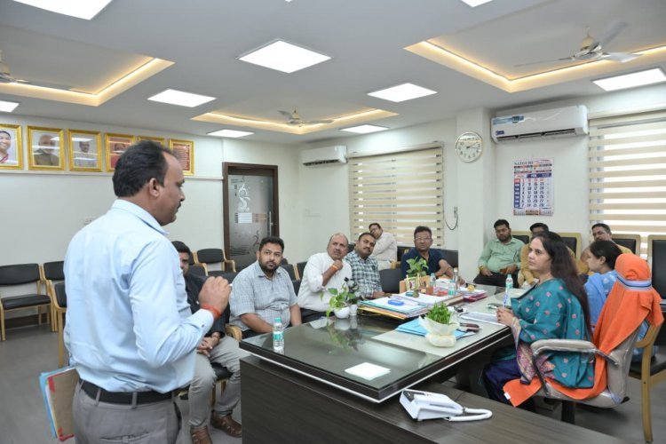 निगम क्षेत्र स्थित निजी स्कूलो के संचालक महापौर मीनल चौबे से मिले