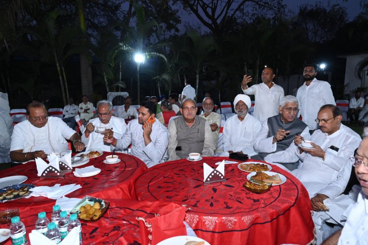 नेता प्रतिपक्ष डॉ. चरणदास महंत के निवास पहुंचे मध्य प्रदेश के पूर्व मुख्यमंत्री, राज्यसभा सांसद और कांग्रेस के वरिष्ठ नेता  दिग्विजय सिंह।